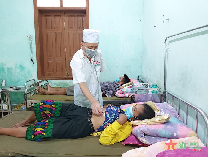 Cán bộ quân y Bộ Chỉ huy BĐBP tỉnh Hà Tĩnh khám bệnh cho nhân dân bản Thoọng Pẹ, huyện Khăm Cợt, tỉnh Bô Ly Khăm Xay (Lào). 