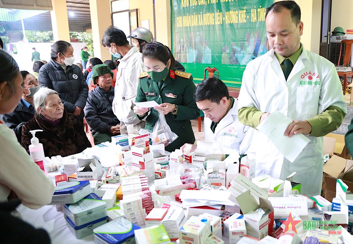  Phối hợp với các cơ sở y tế trong và ngoài quân đội khám bệnh, cấp thuốc miễn phí cho nhân dân biên giới. 