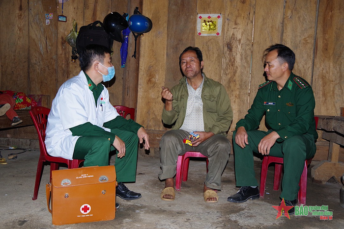  Thông qua hoạt động khám, chữa bệnh, cán bộ quân y tổ chức tuyên truyền chủ trương của Đảng, Nhà nước đến với nhân dân.
