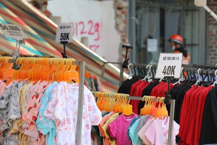 Các mặt hàng tại đây đang được giảm giá kịch sàn. Nhiều mặt hàng giảm từ 50-70%, quần đùi và áo sơ mi giảm chỉ còn 100 nghìn đồng/3 cái, bộ quần áo trẻ em chỉ 40-50 nghìn đồng.