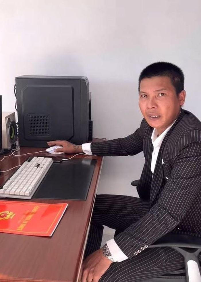 Chủ kênh Youtube triệu view Lộc Fuho cũng chia sẻ hình ảnh cúng bái trước bàn lễ trước công ty.