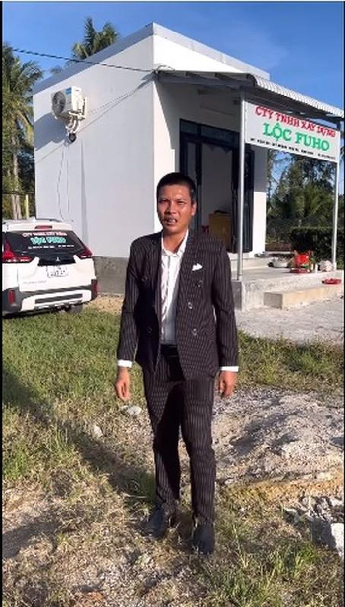 Đặc biệt hơn, anh có một bảng đề tên: Giám đốc Phạm Văn Lộc đặt trên bàn làm việc.