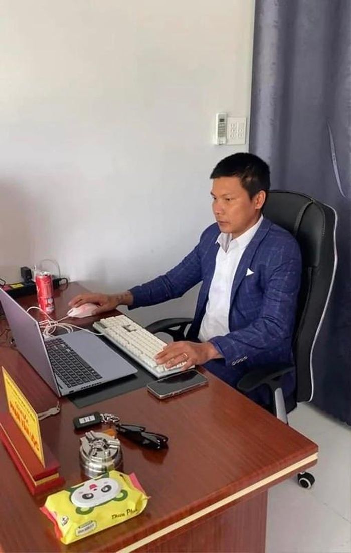 Bức ảnh được hiện tượng mạng này chia sẻ cho thấy, Lộc Fuho đang ngồi làm việc trên chiếc ghế xoay.