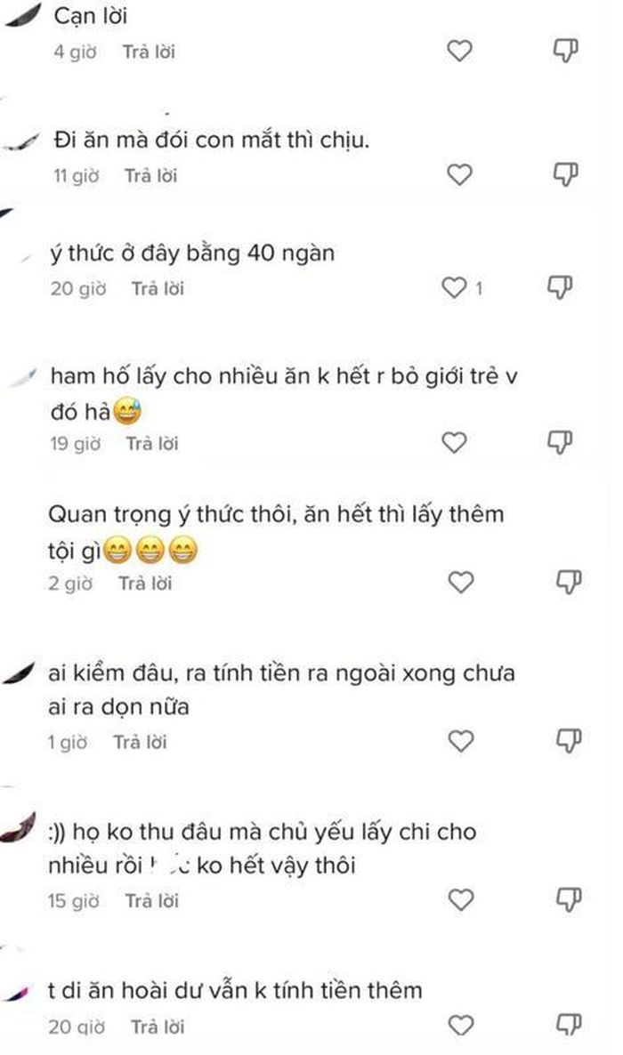 Dưới clip phần lớn cư dân mạng tỏ ra phẫn nộ với hành động này, cho rằng mọi người nên cân đối lượng thức ăn để không lãng phí.