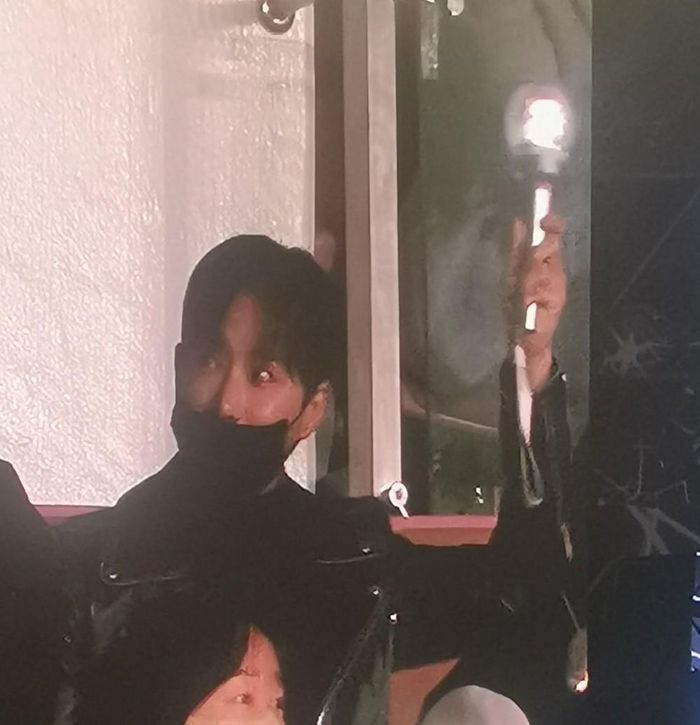 Yunho mang theo lightstick "vẫy" hết mình với các màn trình diễn của đàn em nhà SM. (Nguồn: Twitter @aespaMYunion)