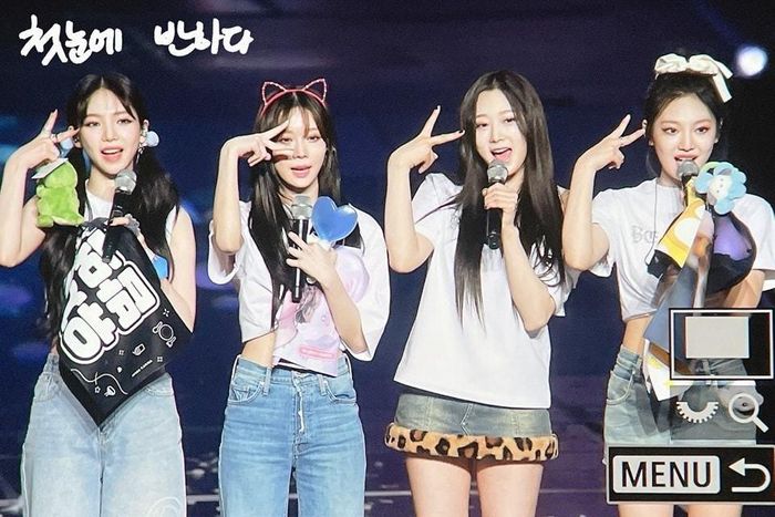  Bốn cô gái Aespa gồm Karina, Winter, Ningning và Giselle "chiêu đãi" người hâm mộ một loạt các bài hát nổi tiếng và cả những bài hát chưa ra mắt. (Ảnh: Twitter @aespaMYunion) 