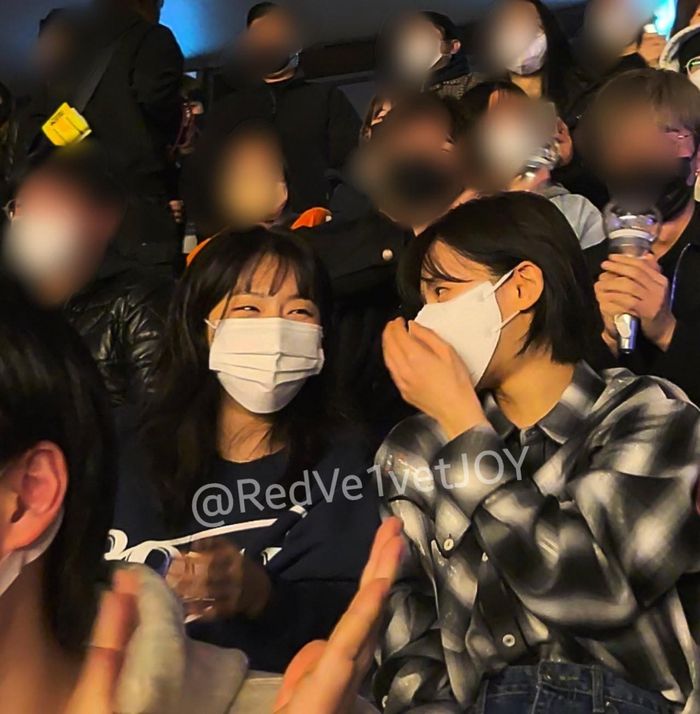 Hai thành viên Seulgi và Wendy của nhóm Red Velvet thảo luận sôi nổi. (Nguồn: Twitter @Redve1vetJOY)