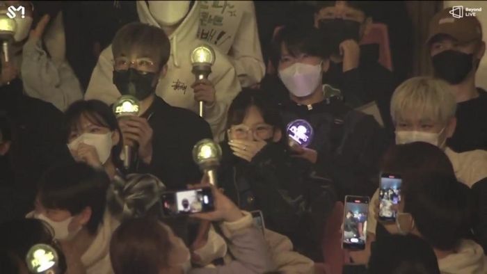 Ba chàng trai của Way V Kun, Ten và Xiaojun cầm lightstick "ẩn mình" trong đám đông, tuy nhiên, họ không thể "thoát" khỏi ánh mắt của những người hâm mộ KPop. (Nguồn: Twitter)
