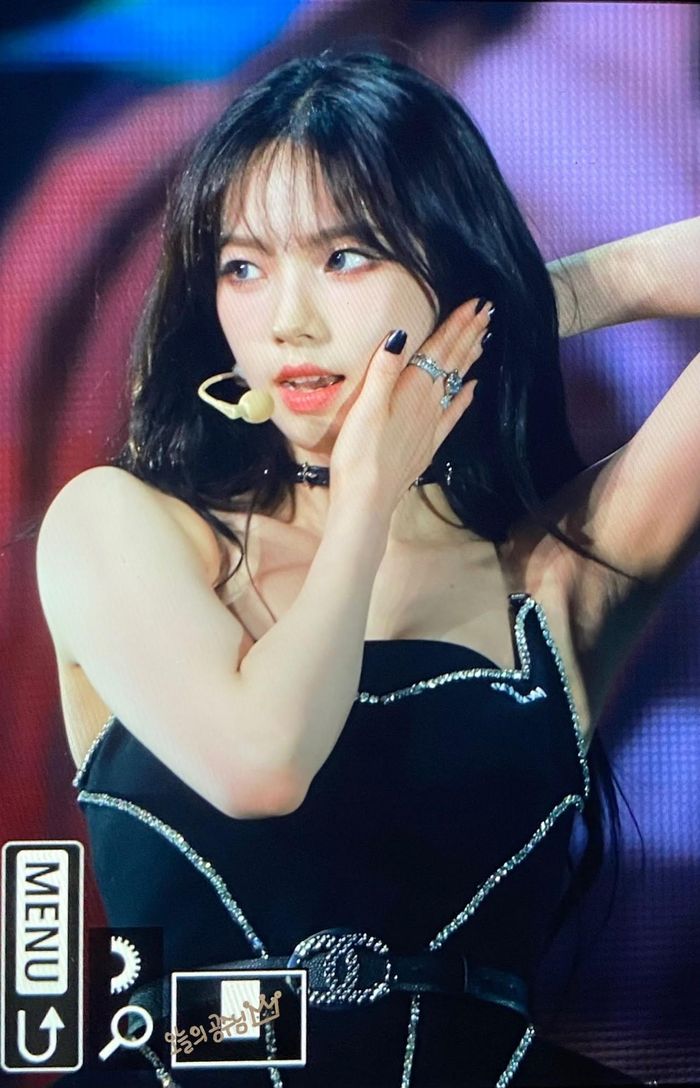 Trưởng nhóm Karina thể hiện phong cách mạnh mẽ, cá tính. Cô viết lời cho ca khúc solo. (Nguồn: Twitter @aespaMYunion)