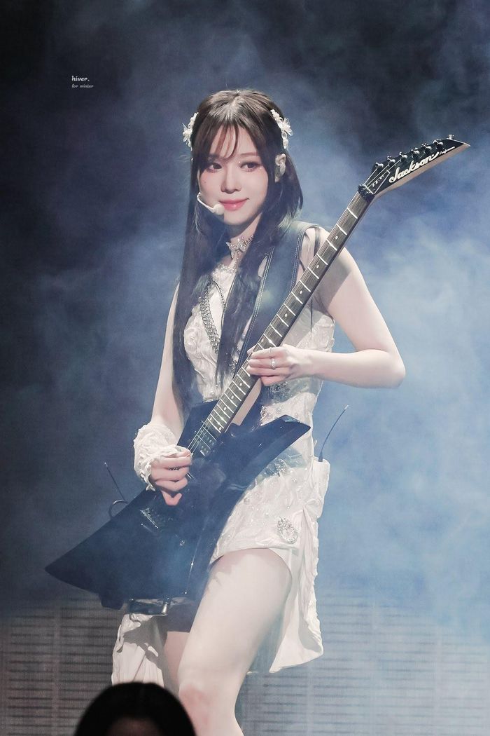 Winter trở thành tâm điểm khi biểu diễn tài năng đánh đàn guitar điện cực ngầu. Cô hóa thân thành ngôi sao nhạc rock khi xuất hiện trên sân khấu biểu diễn ca khúc "Girls". (Nguồn: Twitter @aespaMYunion)