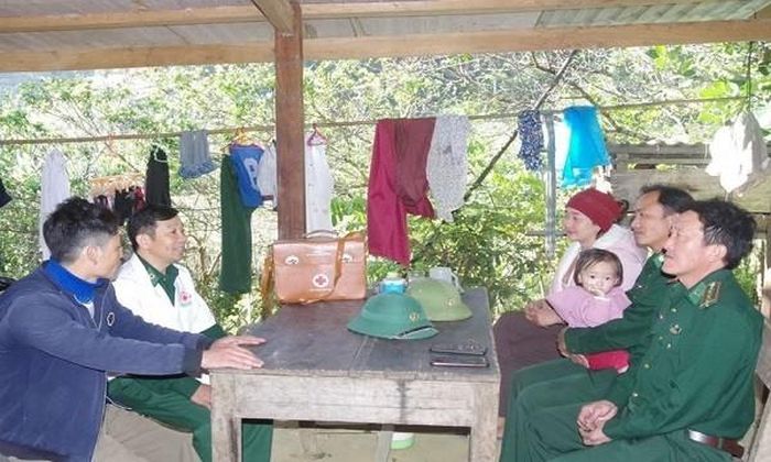 Thiếu tá Quân nhân chuyên nghiệp, bác sĩ Lê Anh Đức (mặc blouse trắng) cùng đồng đội thăm người dân.