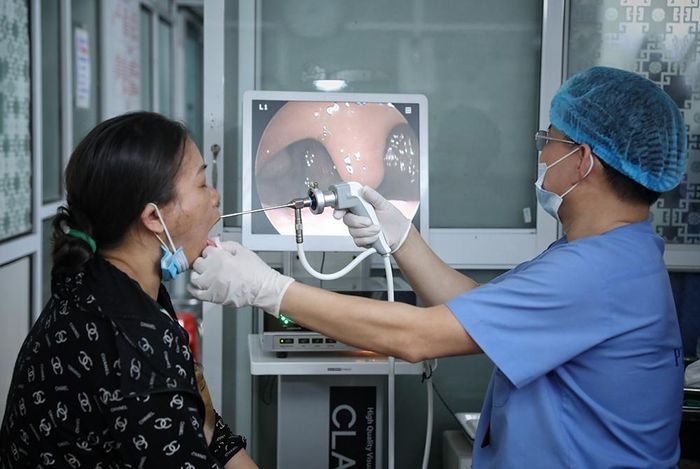 Thiếu máy móc, các y bác sĩ phải liên tục thay nhau trực, các kỹ thuật viên thậm chí còn không có giờ nghỉ.