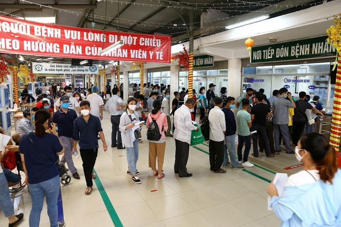 Nhiều bệnh viện luôn trong tình trạng quá tải.