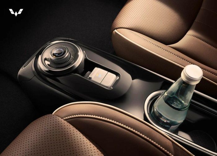  Vị trí cần số của Wuling Bingo có thiết kế khá đơn giản với chỉ một núm vặn để tài xế lựa chọn chế độ vận hành. Tính năng phanh tay điện tử cũng được hãng xe Trung Quốc trang bị cho mẫu EV nhỏ gọn này. 