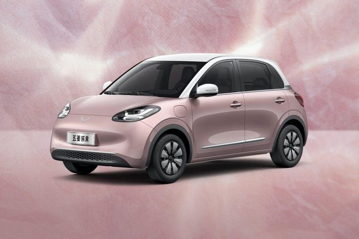  Biến thể cao cấp hơn của Wuling Bingo sẽ sở hữu bộ pin 31,9 kWh, đi cùng động cơ điện sản sinh công suất tối đa 68 mã lực và mô-men xoắn cực đại 150 Nm. Phiên bản này sẽ có phạm vi hoạt động tối đa 333 km trong một lần sạc. Giá bán dự kiến của Wuling Bingo tại thị trường Trung Quốc sẽ là 70.000-100.000 NDT, tương đương khoảng 10.080-14.400 USD. 