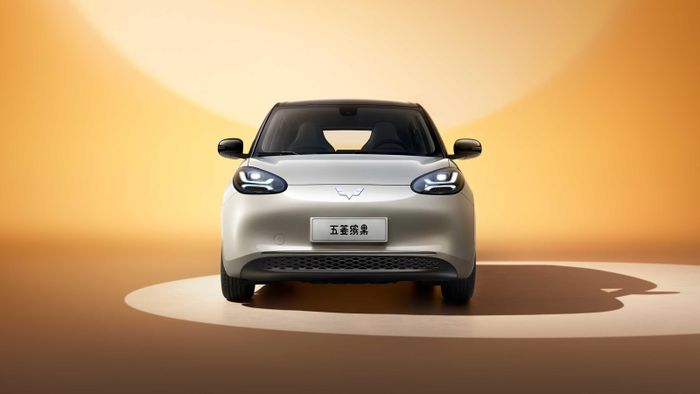  Mẫu hatchback 5 cửa chạy điện của Wuling sở hữu thiết kế nhỏ gọn với nhiều đường cong mềm mại. Xuất hiện tại phần đầu xe là đèn pha hình bầu dục kết hợp với dải LED định vị ban ngày và lưới tản nhiệt sơn đen có kích thước nhỏ nằm phía dưới. Nửa trên của Wuling Bingo cũng được phủ sơn đen toàn bộ, từ các cột A, B, C cho đến phần nóc xe. 