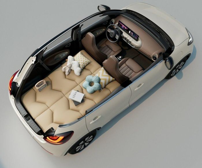  Nhờ khả năng gập gọn riêng biệt trên hàng ghế sau, chủ sở hữu Wuling Bingo có thể chuyên chở khá nhiều đồ đạc trên mẫu EV mini này. Thậm chí, Wuling còn tuyên bố sẽ bán xe điện Bingo kèm một chiếc giường hơi đủ chỗ cho 2 người nằm khi được trải ra ở không gian phía sau hàng ghế lái. 
