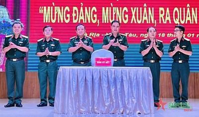 Thượng tá Nguyễn Thành Trung (thứ ba, từ trái sang) chứng kiến ký kết giao ước thi đua của các đơn vị LLVT tỉnh năm 2023. Ảnh: KIM LOAN