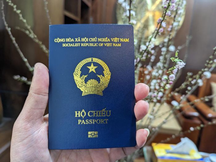 Theo Bộ Công an, hộ chiếu gắn chíp điện tử là điều kiện tiên quyết và là cơ sở để tự động hóa công tác kiểm soát cửa khẩu, tạo thuận lợi cho việc đi lại, xuất nhập cảnh giữa các nước (nhất là các nước có ứng dụng công nghệ nhận dạng sinh trắc học để kiểm soát hộ chiếu điện tử tại một số cửa khẩu quốc tế). Ảnh: ĐỖ TRUNG