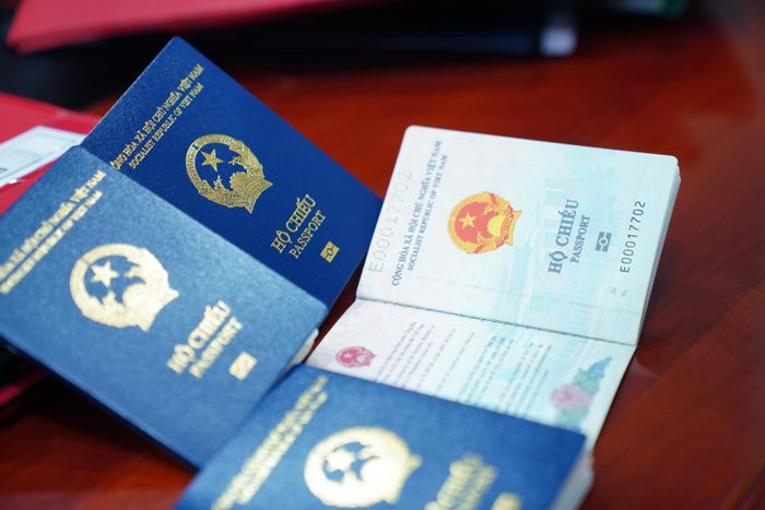 Hộ chiếu điện tử không chỉ lưu trữ các thông tin được viết trên giấy như: họ tên, ngày tháng năm sinh, quốc tịch… mà còn có khả năng lưu trữ các thông tin sinh trắc học của con người như vân tay, mống mắt, khuôn mặt, nhóm máu… Càng lưu trữ được nhiều thông tin, việc nhận dạng một người càng chính xác. Cán bộ làm công tác kiểm soát xuất nhập cảnh nhanh chóng xác nhận được thông tin của hành khách khi làm thủ tục.