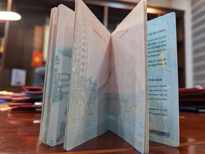 Theo Cục Quản lý xuất nhập cảnh, hộ chiếu phổ thông không gắn chíp điện tử và hộ chiếu phổ thông có gắn chíp điện tử được sử dụng song hành. Khi nộp hồ sơ đề nghị cấp hộ chiếu, công dân Việt Nam từ đủ 14 tuổi trở lên có quyền được lựa chọn cấp hộ chiếu không gắn chíp điện tử hoặc cấp hộ chiếu có gắn chíp điện tử. Ảnh: ĐỖ TRUNG