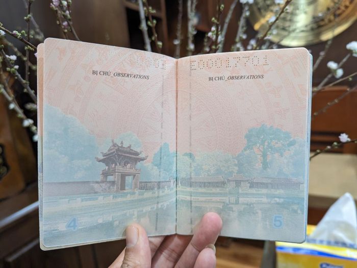 Hình thức của hộ chiếu gắn chíp điện tử cơ bản giống với hộ chiếu không gắn chíp điện tử với bìa màu xanh tím than, các trang trong hộ chiếu là cảnh đẹp đất nước, di sản văn hóa Việt Nam. Ảnh: ĐỖ TRUNG