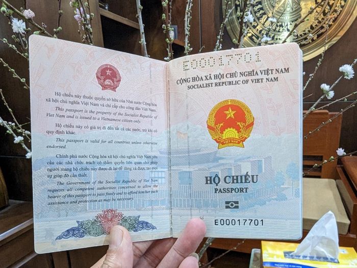 Hộ chiếu gắn chíp điện tử có tính bảo mật thông tin cao, vì được lưu trữ trong con chíp, rất khó sao chép thông tin. Chính vì vậy, hộ chiếu điện tử có tính bảo mật hơn hộ chiếu giấy thông thường, bảo vệ người mang hộ chiếu trước nguy cơ bị lấy cắp thông tin cá nhân. Ảnh: ĐỖ TRUNG