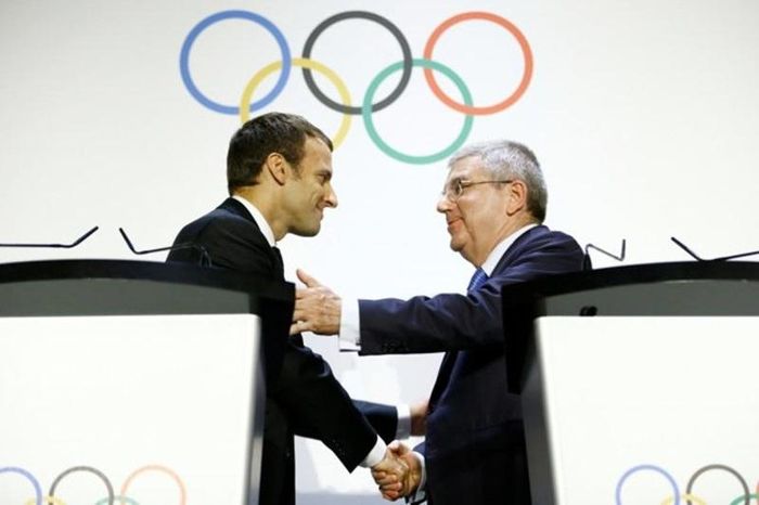Tổng thống Pháp Emmanuel Macron (trái) và Chủ tịch IOC Thomas Bach đang đứng trước thử thách khó khăn