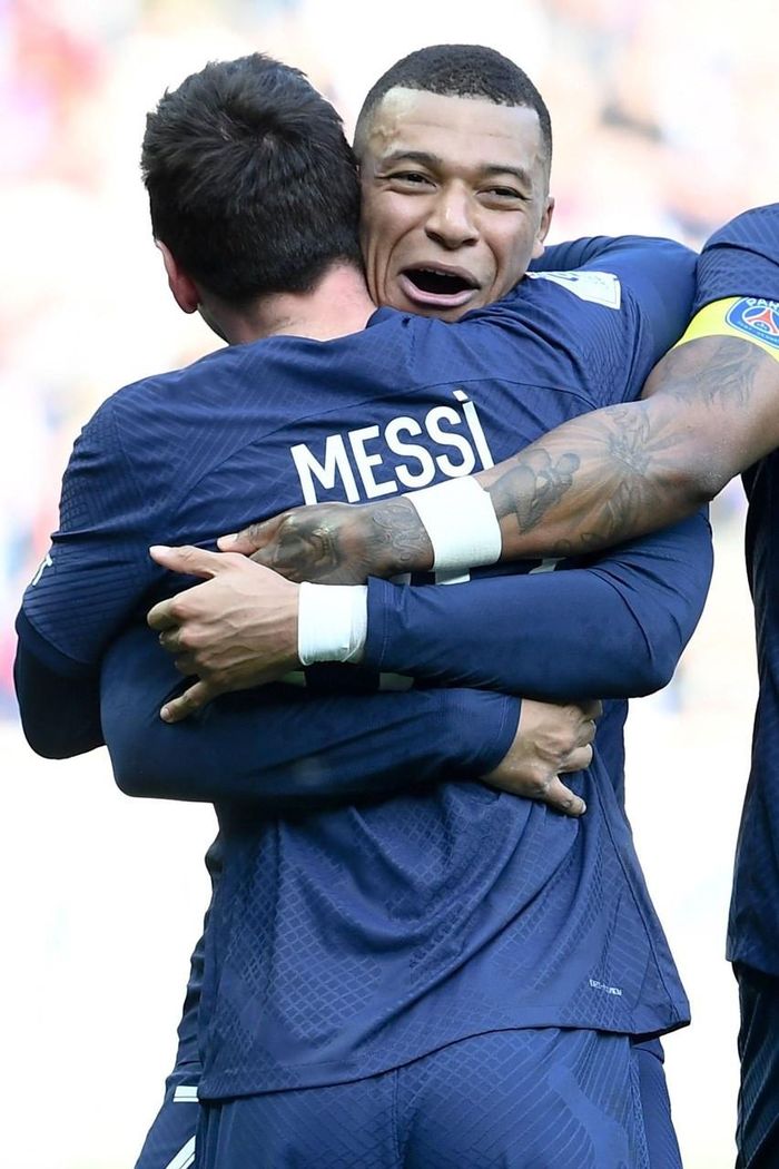 Khán giả thích khoảnh khắc này, Mbappe rạng rỡ ôm chặt lấy Messi vì vui sướng cùng PSG chiến thắng