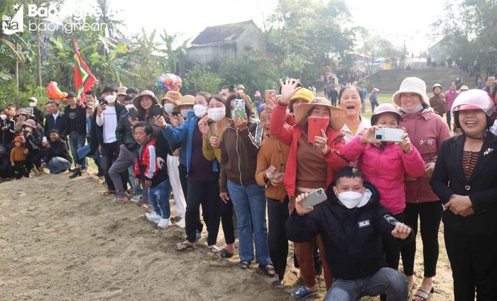 Hội thi vật cù thể hiện tinh thần thượng võ của người dân Thanh Chương, thu hút đông đảo người dân và du khách theo dõi, cổ vũ nhiệt tình. Ảnh: Huy Thư
