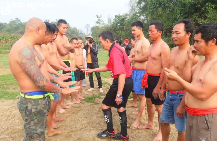 Cù là gốc chuối sứ được đẽo gọt phơi héo nặng từ 8 – 10 kg. Tham gia vật cù là những thanh niên, trung niên, lực lượng, có sức khỏe dẻo dai. Trước khi bước vào trận đấu, trọng tài sẽ kiểm tra vận động viên của 2 đội, đặc biệt là xem có ai để móng tay dài đều bị cắt ngắn. Ảnh: Huy Thư