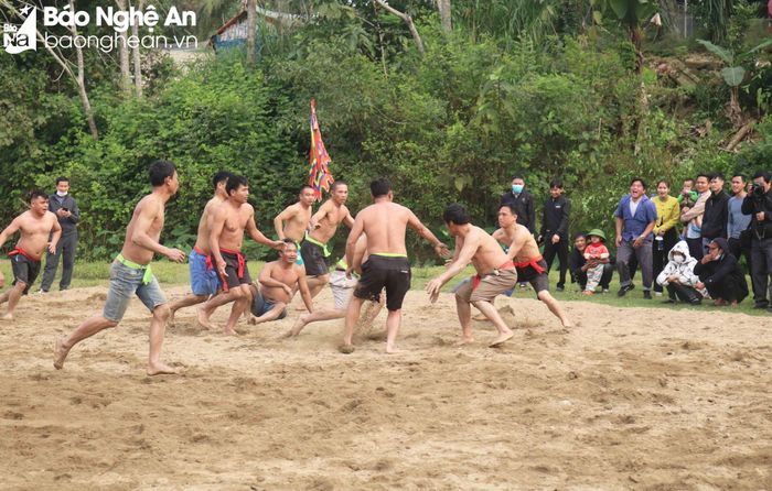 Hai đội vật cù của xã Võ Liệt và xã Thanh Khê giành nhau quyết liệt để bỏ được cù vào lỗ gôn của đối phương. Ảnh: Huy Thư