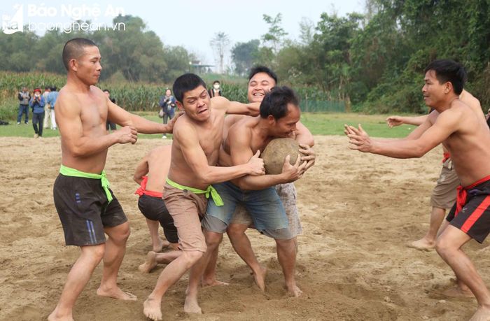  Quả cù nặng, tranh cướp được đã khó, giữ và ôm chạy trên cát lại càng khó hơn. Anh Bùi Xuân Thìn trú ở thôn Minh Đức, xã Võ Liệt tham gia vật cù tại sân đền Bạch Mã cho biết: Vật cù khá mệt nhưng rất vui, nên anh rất thích tham gia. Ảnh: Huy Thư