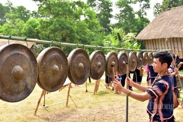 Trình diễn cồng chiêng của các bạn trẻ Tây Nguyên