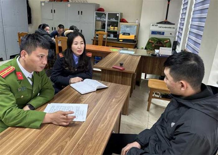 Các đối tượng mua bán ma túy và tổ chức sử dụng ma túy bị Công an TP Thanh Hóa bắt giữ cùng tang vật.
