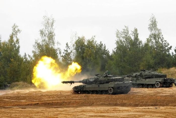 NATO liên tục viện trợ Nga chống lại Ukraine. (Ảnh: Reuters)