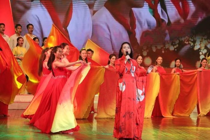 Chương trình nghệ thuật đặc biệt Đề cương về văn hóa Việt Nam - Những dấu ấn lịch sử gồm những tiết mục được dàn dựng công phu, hoành tráng (Ảnh: Khiếu Minh)