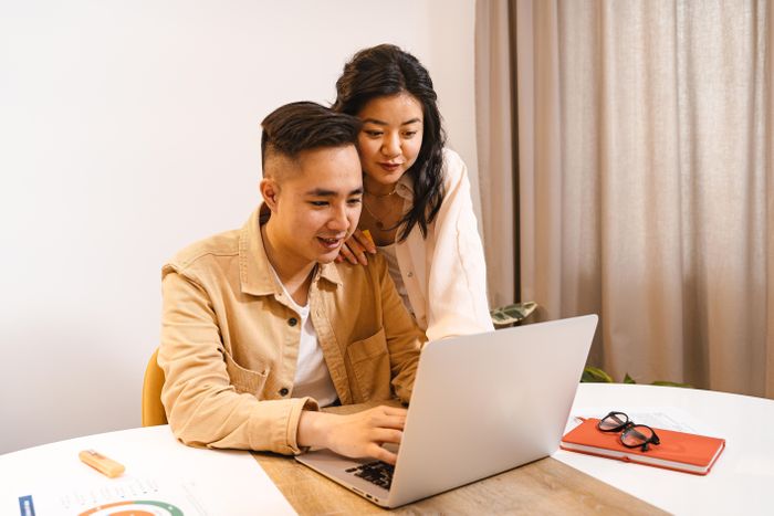 Các cặp đôi mới dọn về chung một nhà có thể cùng nhau đưa ra cách xử lý tài chính hiệu quả nhất.