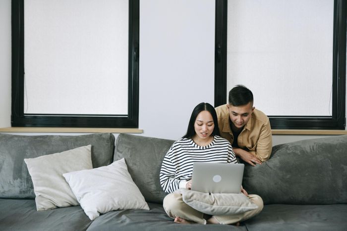 Thay đổi cách suy nghĩ, lắng nghe và chia sẻ với nửa kia thường xuyên là cách để đôi bên hòa hợp.