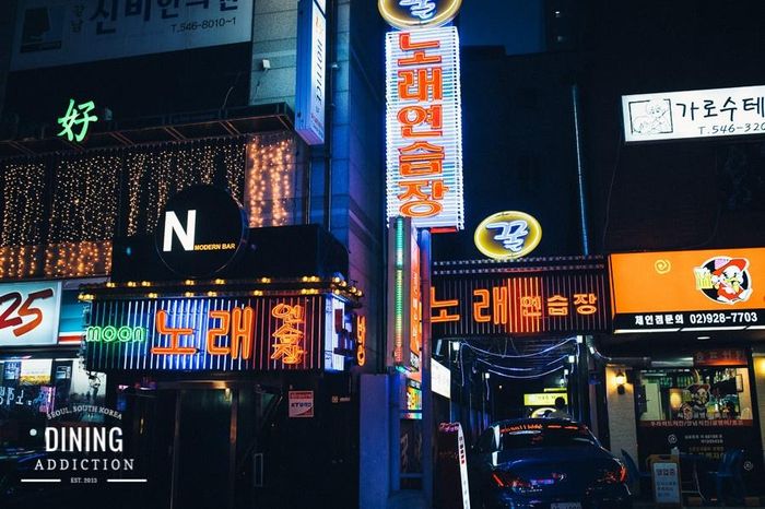 Dần bước vào giai đoạn bị thay thế, ngành dịch vụ karaoke càng lao đao sau 2 năm dịch bệnh. Ảnh: Insight Korea.