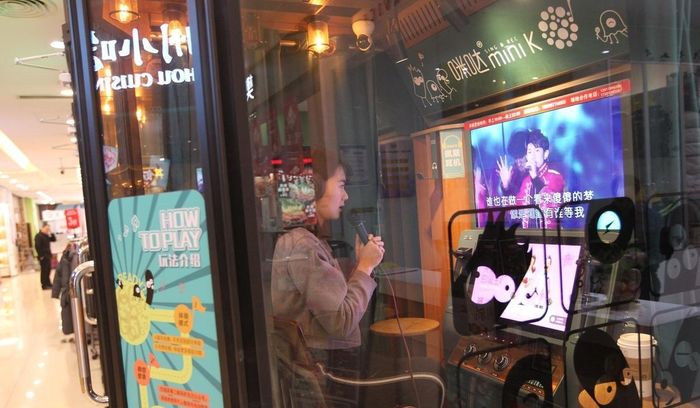 Một quầy karaoke mini nằm trong một trung tâm mua sắm ở Trung Quốc. Ảnh: SCMP.
