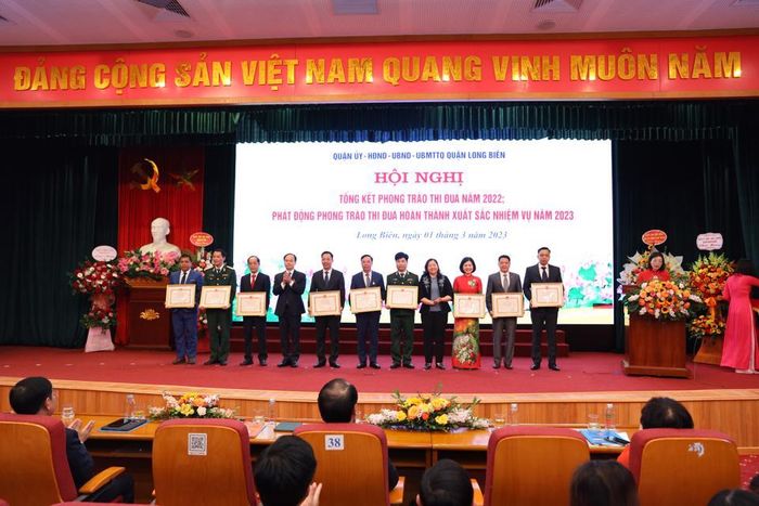 Các cá nhân tiêu biểu trong phòng trào thi đua năm 2022 của quận Long Biên được nhận Bằng khen của Chủ tịch UBND TP. Ảnh: Minh Phương