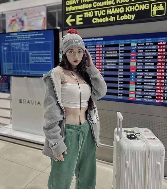 Đáng chú ý nhất là bên trong chiếc áo khoác sành điệu, chiếc áo crop-top hai dây màu trắng ôm sát thân hình, đã khéo léo tôn lên đôi gò bồng đảo căng đầy quyến rũ và vòng eo không chút mỡ thừa của nữ TikToker.