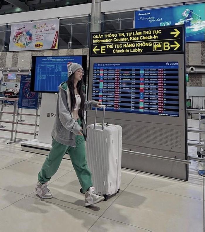 Mới đây, một loạt ảnh mới của Lê Bống tại sân bay đã thu hút được rất nhiều sự chú ý của netizen sau khi đăng tải.