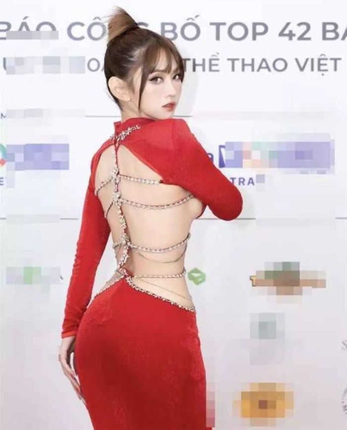 Váy bodycon có độ ngắn qua vòng ba, giúp người mặc khoe được đôi chân thon dài. Nhưng vì độ ngắn chỉ qua vòng ba nên khi di chuyển hoặc ngồi, người mặc luôn phải giữ ý tứ, cẩn trọng để không bị hớ hênh.
