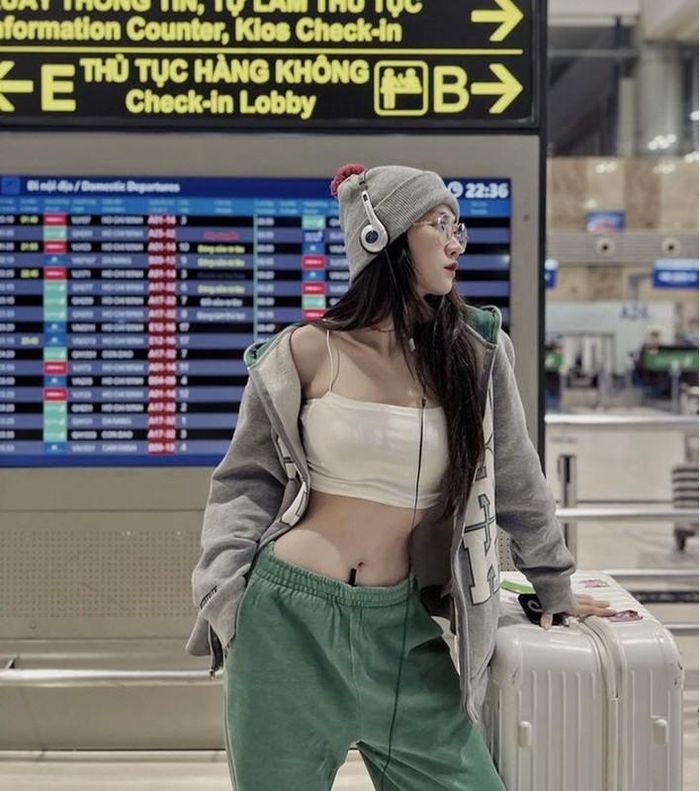 Theo đó, hot girl sinh năm 1995 vô tư bước đi và tạo dáng bên chiếc vali của mình, gu ăn mặc thời trang trẻ trung của cô cũng làm nổi bật nhan sắc cũng như từng đường cong “căng đét” từ lâu đã trở thành thương hiệu của Lê Bống.