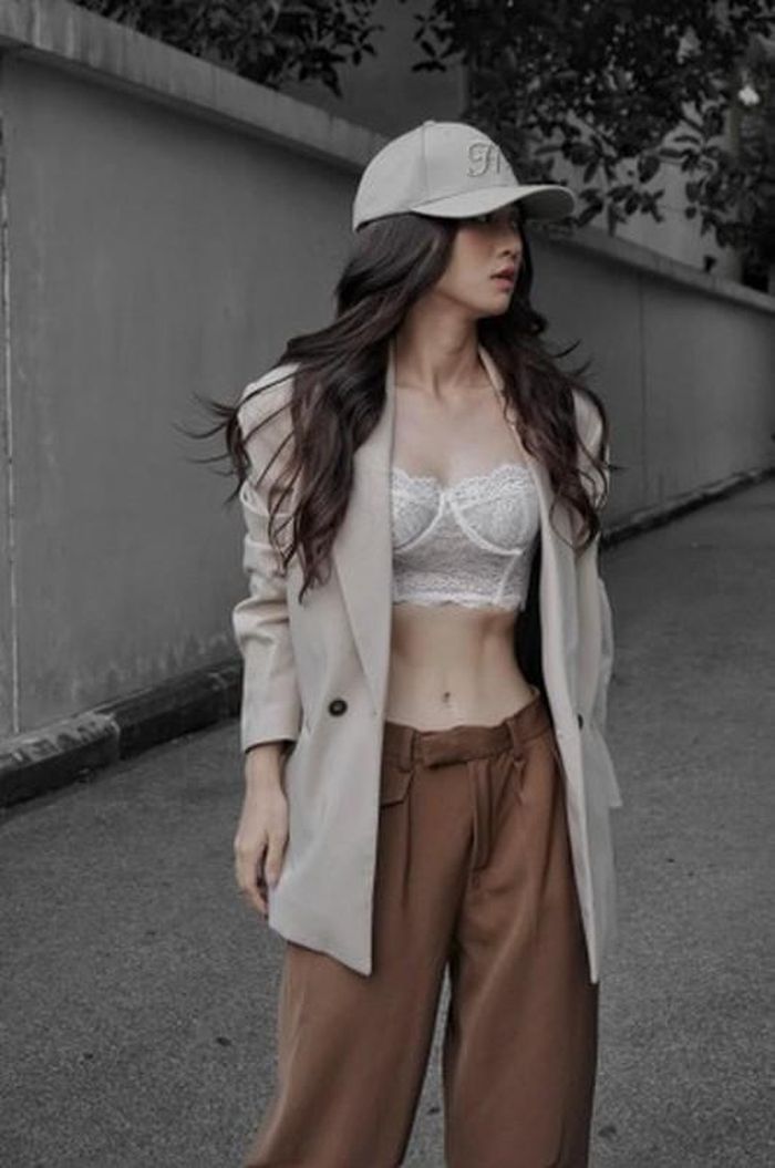 Lê Bống từng nhận phải nhiều bình luận trái chiều về phong cách thời trang. "Hot girl thị phi" 9X này lăng xê và sáng tạo nhiều kiểu trang phục theo cá tính riêng, không được số đông ủng hộ.