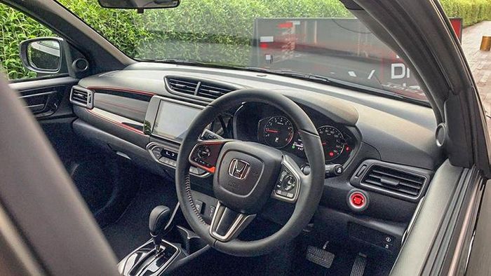  Khoang nội thất của Honda WR-V khá giống nhiều mẫu xe cỡ nhỏ của Honda như vị trí của màn hình trung tâm, thiết kế vô lăng, cần số,... Ảnh: TL 