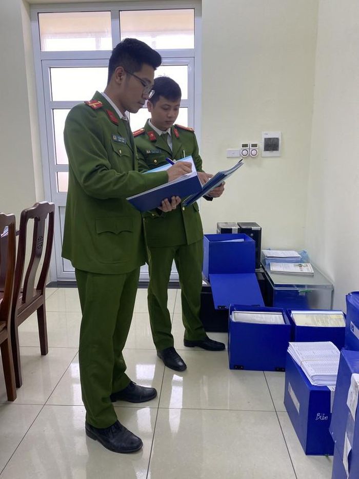 Cơ quan công an thu giữ nhiều tài liệu sai phạm liên quan đến vụ việc tại Trung tâm Đăng kiểm xe cơ giới 29-21D. (Ảnh: CACC)