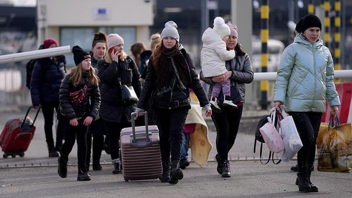 Những người Ukraine đi sơ tán do xung đột. Ảnh: Reuters